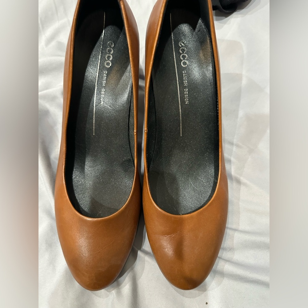 ECCO Women’s Tan Leather Round-Toe Pumps